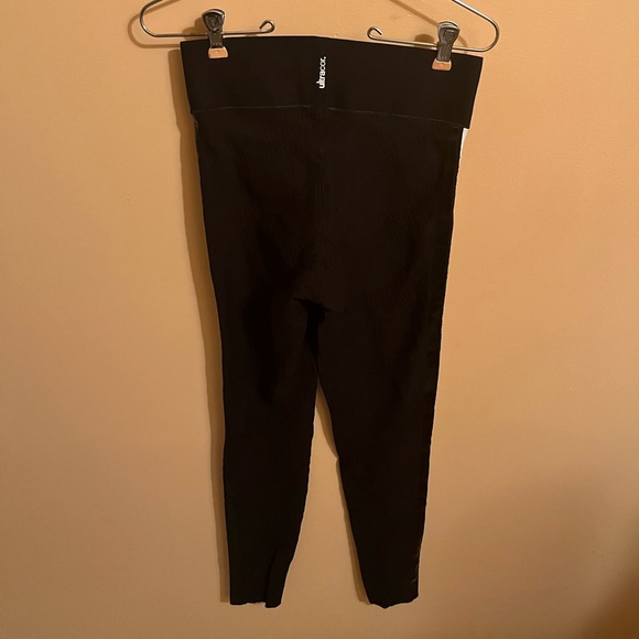 LAST CHANCE | Ultracor Black Quilted Leggings with White Stripe - Picture 5 of 7